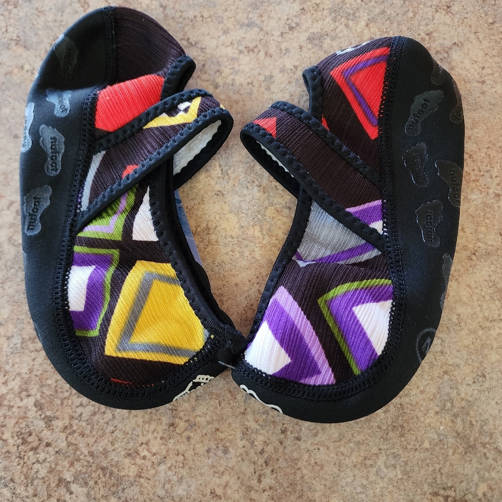 NEW Nufoot Betsy Lou Fuzzies/Abstract Squares Size M